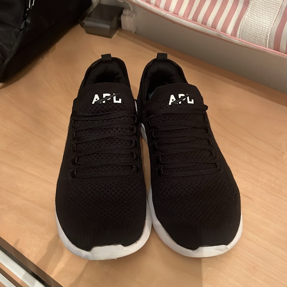 APL techloom breeze laceless sneakers in black size 9.5